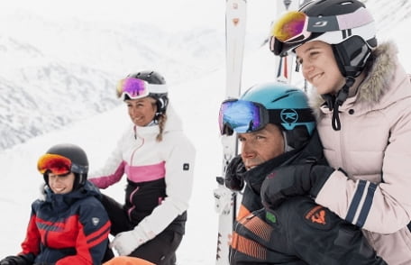 Famille sur une piste de ski