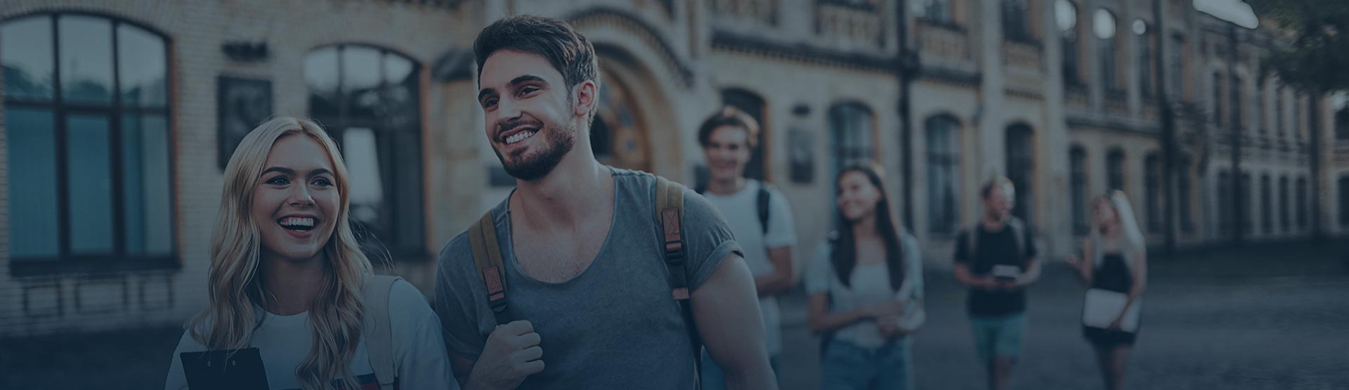 Etudiants devant l'université