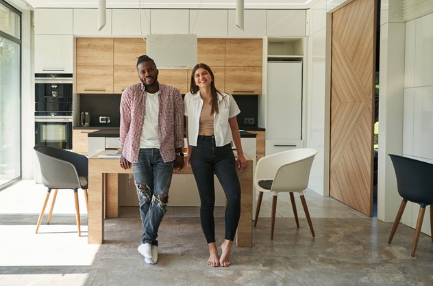 couple dans appartement meublé