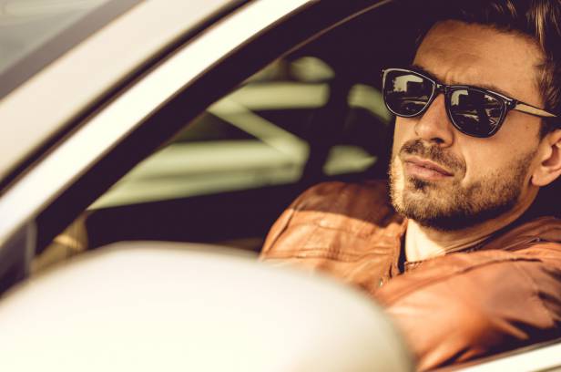 Lunettes de soleil au volant : pas n'importe quel modèle