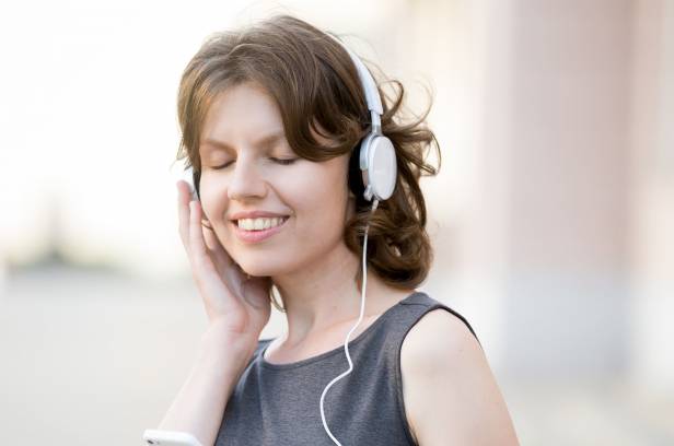 Jeune femme qui écoute de la musique avec un casque