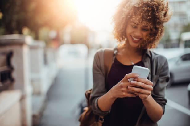 Piétons et téléphones en ville : des comportements à risque