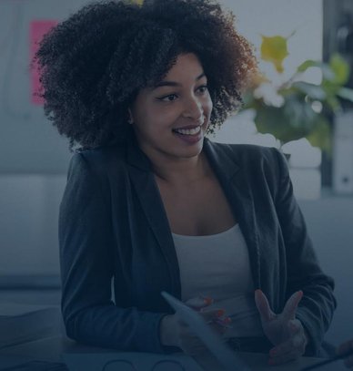 Conseillère GMF souriante en entretien avec un fonctionnaire