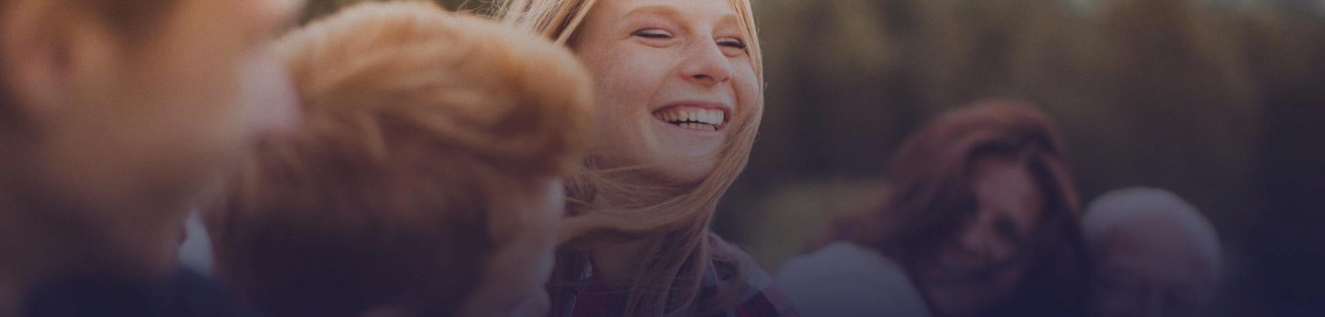 Jeune femme souriante