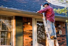 Personne qui fait des travaux sur sa toiture