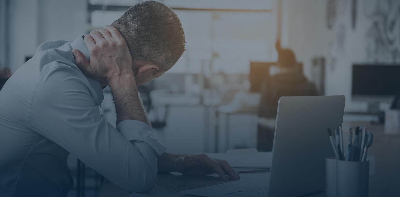Homme au bureau, il a mal a la nuqye