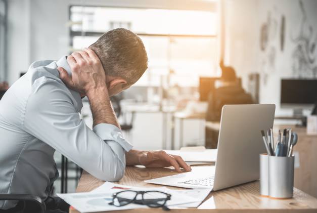 Personne travaillant à son bureau avec des problème de dos