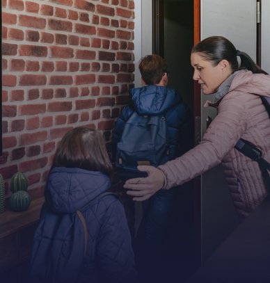 Famille avec des sacs à dos d'urgence quittant rapidement leur porte d'entrée