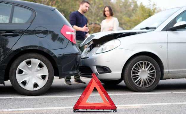 Voitures accidentées, le triangle sert à prévenir les autres conducteurs