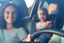 Femme en voiture avec son mari et son enfant à l'arrière