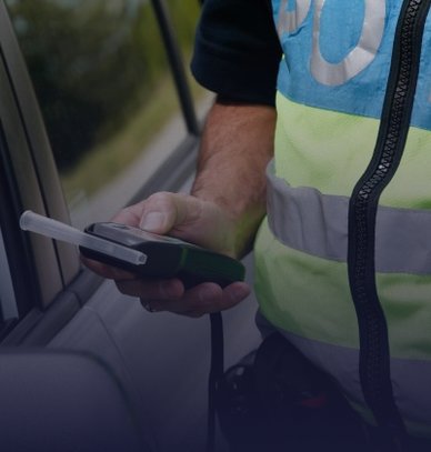 Gendarme faisant un contrôle d'alcool à un conducteur