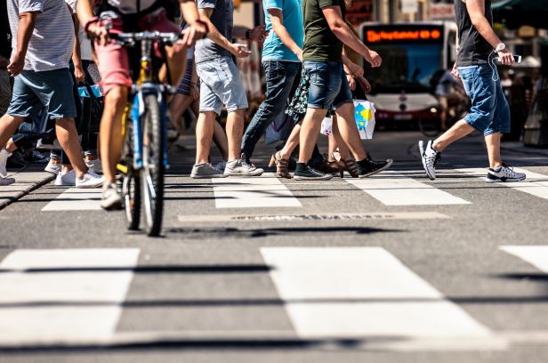 Scène de rue avec des piétons qui traversent sur les passages protégés