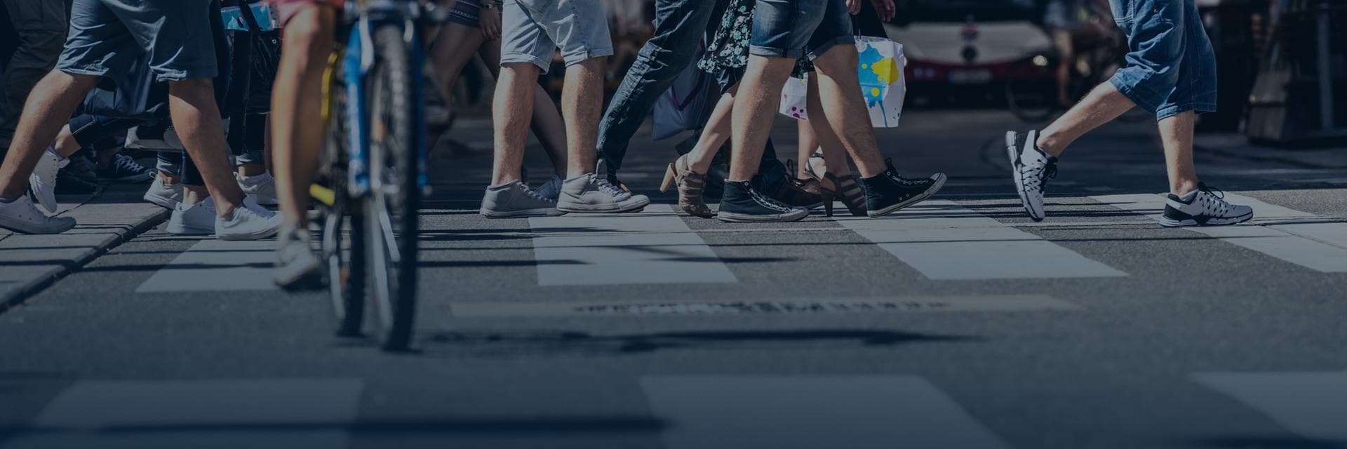 Piétons traversant la rue