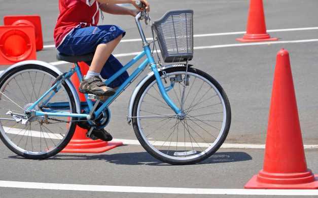 Elèves sensibilisés aux risques de la route via des exercices à vélo