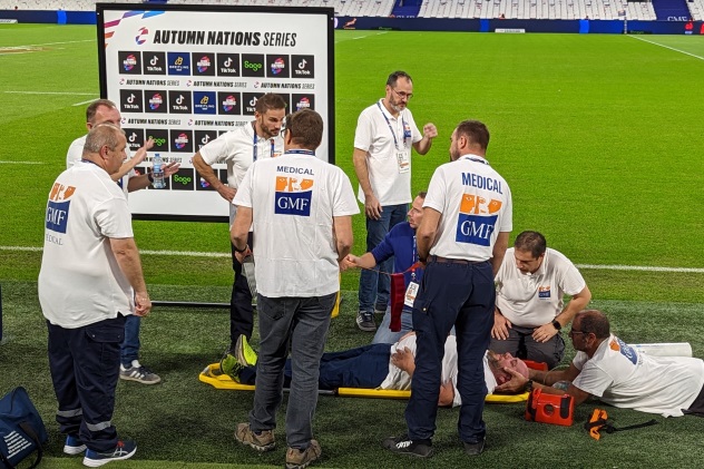 Equipe médicale GMF, sur le terrain lors d'un match de rugby en train de soigner une personne du match