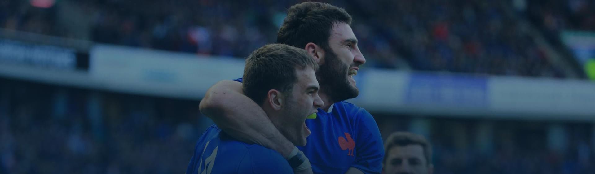 La partage en héritage, deux joueurs de rugby qui fêtent leur victoire