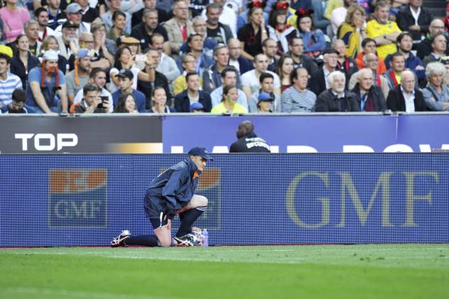 Arbitre sur le terrain de rugby