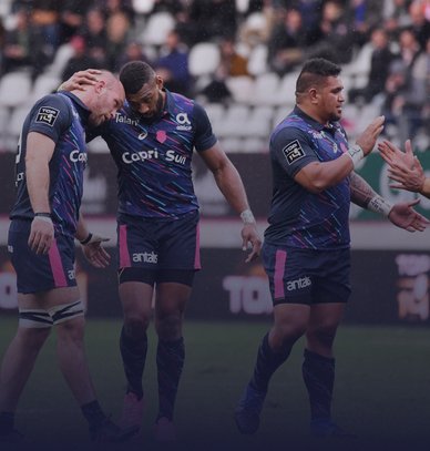 Joueurs de rugby sur le terrain