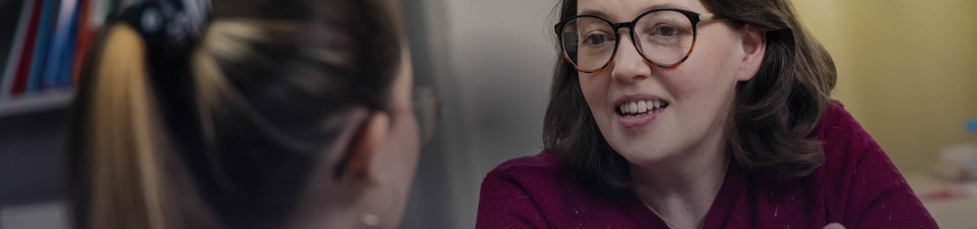 Institutrice à l'écoute de son élève
