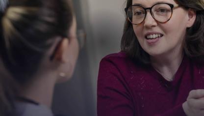 Institutrice à l'écoute de son élève