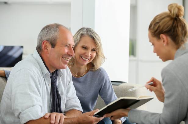 Couple à la retraite se reseigne sur l'assurance vie auprès d'un agent d'assurance