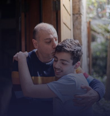 Un papa embrasse son garçon autiste